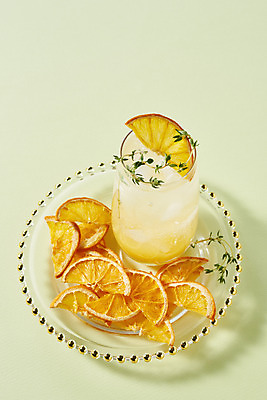 포토 JPG 스튜디오촬영 접시 음료 잔 실내 사람없음 여름 카페 레몬 레모네이드 메뉴 건과일 냉음료 초록배경 국내포토 식기 계절 백그라운드 과일 건조 내부 초록색 상점 에이드 파일형식