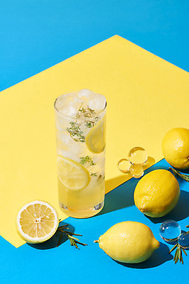 포토 JPG 스튜디오촬영 종이 음료 잔 실내 사람없음 여름 노란색 얼음 카페 레몬 레모네이드 메뉴 파란배경 냉음료 유리구슬 국내포토 자연요소 식기 계절 컬러 백그라운드 과일 유리 내부 파란색 상점 구슬 에이드 파일형식