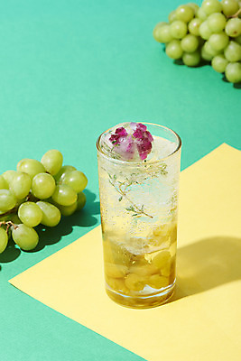 포토 JPG 스튜디오촬영 종이 음료 잔 실내 사람없음 여름 노란색 카페 메뉴 청포도 냉음료 민트색배경 청포도에이드 국내포토 식기 계절 컬러 백그라운드 포도 내부 상점 민트색 에이드 파일형식