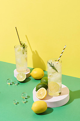포토 JPG 스튜디오촬영 음료 잔 실내 빨대 사람없음 여름 카페 레몬 레모네이드 메뉴 라임 단상 냉음료 노란배경 유리구슬 초록배경 국내포토 식기 계절 백그라운드 과일 유리 내부 초록색 노란색 상점 구슬 에이드 파일형식