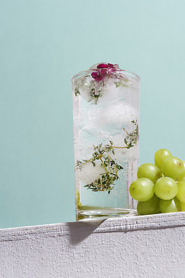 포토 JPG 스튜디오촬영 음료 잔 실내 사람없음 여름 얼음 카페 메뉴 청포도 냉음료 민트색배경 청포도에이드 국내포토 자연요소 식기 계절 백그라운드 포도 내부 상점 민트색 에이드 파일형식