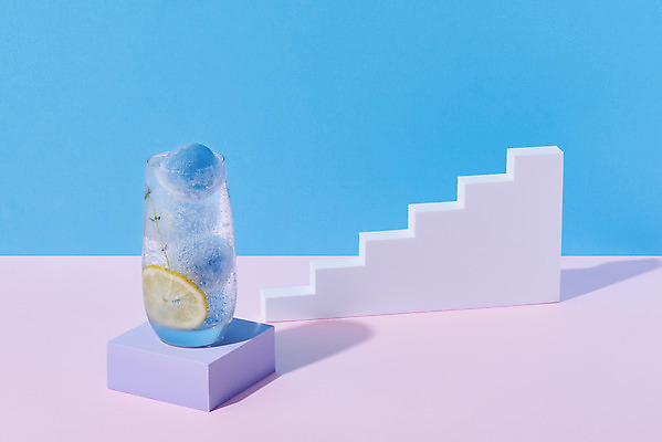 포토 JPG 스튜디오촬영 음료 잔 실내 사람없음 여름 계단 카페 레몬 레모네이드 메뉴 파란배경 단상 냉음료 보라색배경 국내포토 식기 계절 백그라운드 과일 내부 파란색 상점 보라색 에이드 파일형식