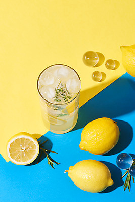 포토 JPG 스튜디오촬영 음료 잔 실내 사람없음 여름 하이앵글 얼음 카페 레몬 레모네이드 메뉴 파란배경 냉음료 노란배경 유리구슬 국내포토 자연요소 식기 계절 뷰포인트 백그라운드 과일 유리 내부 파란색 노란색 상점 구슬 에이드 파일형식