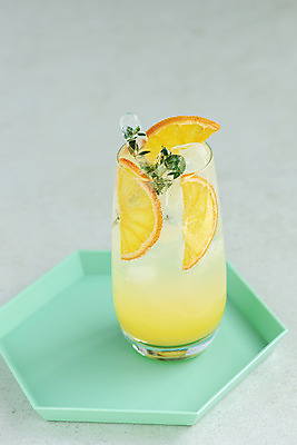 포토 JPG 스튜디오촬영 음료 회색배경 잔 실내 사람없음 여름 카페 레몬 레모네이드 컵받침 메뉴 냉음료 국내포토 식기 계절 백그라운드 과일 내부 상점 회색 받침대 에이드 파일형식