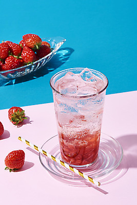 포토 JPG 스튜디오촬영 음료 딸기 잔 실내 빨대 사람없음 여름 카페 컵받침 메뉴 파란배경 냉음료 딸기에이드 분홍색배경 국내포토 식기 계절 분홍색 백그라운드 과일 내부 파란색 상점 받침대 에이드 파일형식
