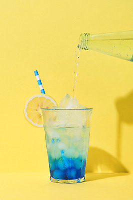 포토 JPG 스튜디오촬영 음료 유리병 잔 실내 빨대 사람없음 여름 얼음 카페 붓기 레몬 메뉴 냉음료 노란배경 탄산수 블루레몬에이드 국내포토 자연요소 식기 계절 백그라운드 과일 모션 병_용기 내부 물 노란색 상점 에이드 파일형식