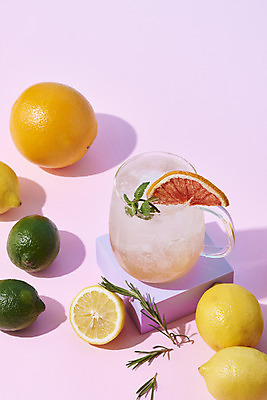 포토 JPG 스튜디오촬영 음료 잔 실내 사람없음 여름 카페 레몬 자몽 메뉴 라임 단상 냉음료 보라색배경 자몽에이드 국내포토 식기 계절 백그라운드 과일 내부 상점 보라색 에이드 파일형식