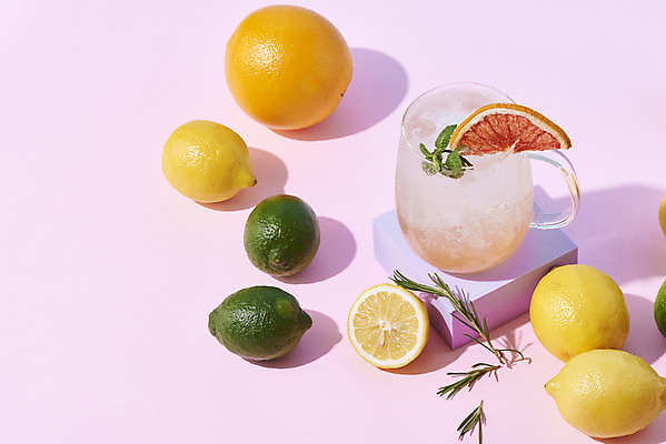 포토 JPG 스튜디오촬영 음료 잔 실내 사람없음 여름 카페 레몬 자몽 메뉴 라임 단상 냉음료 보라색배경 자몽에이드 국내포토 식기 계절 백그라운드 과일 내부 상점 보라색 에이드 파일형식