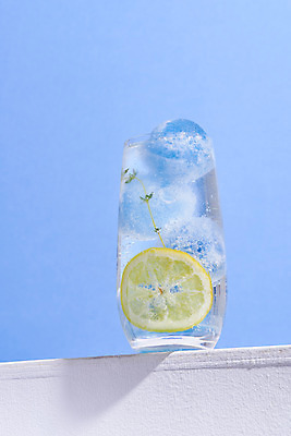 포토 JPG 스튜디오촬영 음료 잔 실내 사람없음 여름 얼음 카페 레모네이드 메뉴 파란배경 냉음료 국내포토 자연요소 식기 계절 백그라운드 내부 파란색 상점 에이드 파일형식