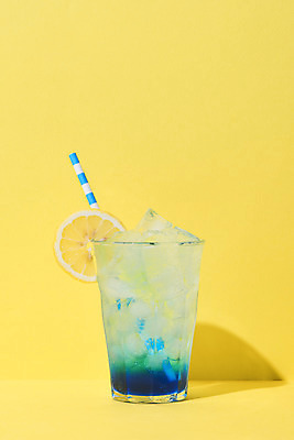 포토 JPG 스튜디오촬영 음료 잔 실내 빨대 사람없음 여름 얼음 카페 메뉴 냉음료 노란배경 블루레몬에이드 국내포토 자연요소 식기 계절 백그라운드 내부 노란색 상점 에이드 파일형식
