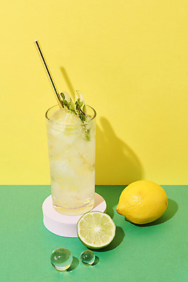 포토 JPG 스튜디오촬영 음료 잔 실내 사람없음 여름 얼음 카페 레모네이드 메뉴 라임 단상 냉음료 노란배경 유리구슬 초록배경 스테인레스빨대 국내포토 자연요소 식기 계절 백그라운드 과일 유리 빨대 내부 초록색 노란색 상점 구슬 에이드 파일형식