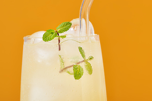 포토 JPG 스튜디오촬영 음료 잔 실내 빨대 근접촬영 사람없음 여름 카페 레모네이드 메뉴 냉음료 애플민트 주황색배경 국내포토 식기 계절 뷰포인트 백그라운드 내부 상점 주황색 민트 에이드 파일형식