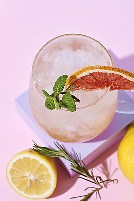포토 JPG 스튜디오촬영 음료 잔 실내 사람없음 여름 하이앵글 얼음 카페 레몬 자몽 메뉴 단상 냉음료 보라색배경 자몽에이드 국내포토 자연요소 식기 계절 뷰포인트 백그라운드 과일 내부 상점 보라색 에이드 파일형식