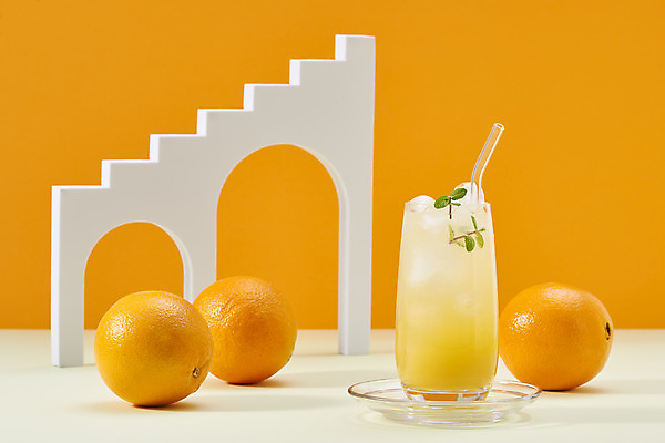 포토 JPG 스튜디오촬영 음료 오렌지 잔 실내 빨대 사람없음 여름 계단 얼음 카페 메뉴 아치 냉음료 오렌지에이드 유리받침 주황색배경 국내포토 자연요소 식기 계절 백그라운드 과일 내부 상점 주황색 받침대 에이드 파일형식