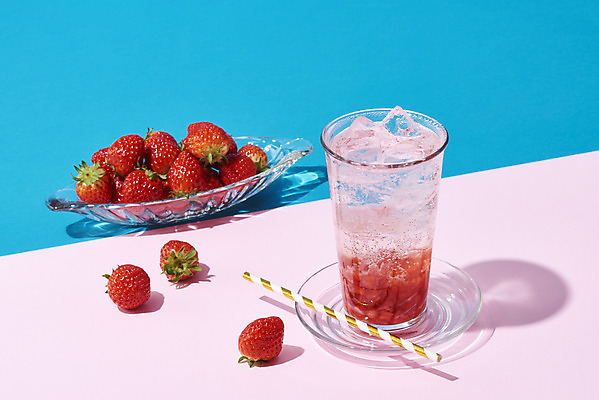 포토 JPG 스튜디오촬영 음료 딸기 잔 실내 빨대 사람없음 여름 얼음 카페 컵받침 메뉴 파란배경 유리그릇 냉음료 보라색배경 딸기에이드 국내포토 자연요소 그릇 식기 계절 백그라운드 과일 유리 내부 파란색 상점 보라색 받침대 에이드 파일형식