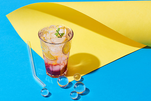 포토 JPG 스튜디오촬영 종이 음료 잔 실내 빨대 사람없음 여름 노란색 얼음 카페 레모네이드 메뉴 파란배경 냉음료 유리구슬 국내포토 자연요소 식기 계절 컬러 백그라운드 유리 내부 파란색 상점 구슬 에이드 파일형식