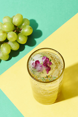 포토 JPG 스튜디오촬영 음료 잔 실내 사람없음 여름 하이앵글 얼음 카페 메뉴 청포도 냉음료 노란배경 민트색배경 청포도에이드 국내포토 자연요소 식기 계절 뷰포인트 백그라운드 포도 내부 노란색 상점 민트색 에이드 파일형식