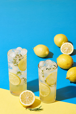 포토 JPG 스튜디오촬영 음료 잔 실내 사람없음 여름 얼음 카페 레몬 레모네이드 메뉴 파란배경 냉음료 국내포토 자연요소 식기 계절 백그라운드 과일 내부 파란색 상점 에이드 파일형식