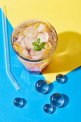 포토 JPG 스튜디오촬영 음료 잔 실내 빨대 사람없음 여름 하이앵글 얼음 카페 레몬 레모네이드 메뉴 파란배경 냉음료 노란배경 애플민트 유리구슬 국내포토 자연요소 식기 계절 뷰포인트 백그라운드 과일 유리 내부 파란색 노란색 상점 민트 구슬 에이드 파일형식