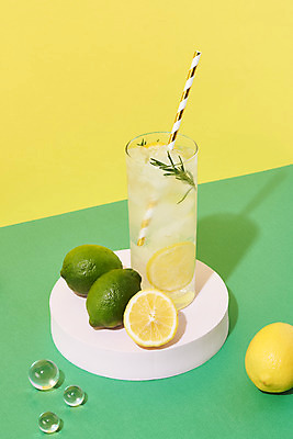 포토 JPG 스튜디오촬영 음료 잔 실내 빨대 사람없음 여름 카페 레몬 레모네이드 메뉴 라임 단상 냉음료 노란배경 유리구슬 초록배경 국내포토 식기 계절 백그라운드 과일 유리 내부 초록색 노란색 상점 구슬 에이드 파일형식