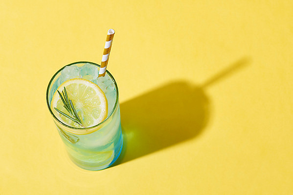 포토 JPG 스튜디오촬영 음료 잔 실내 빨대 사람없음 여름 하이앵글 얼음 카페 레몬 메뉴 냉음료 노란배경 블루레몬에이드 국내포토 자연요소 식기 계절 뷰포인트 백그라운드 과일 내부 노란색 상점 에이드 파일형식