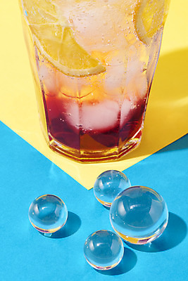 포토 JPG 스튜디오촬영 음료 잔 실내 근접촬영 사람없음 여름 얼음 카페 레모네이드 메뉴 파란배경 냉음료 노란배경 유리구슬 국내포토 자연요소 식기 계절 뷰포인트 백그라운드 유리 내부 파란색 노란색 상점 구슬 에이드 파일형식