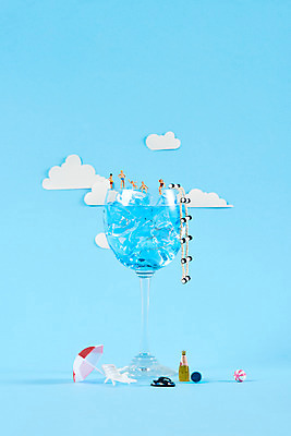 포토 JPG 스튜디오촬영 구름 수영복 종이 와인잔 사다리 하늘 실내 사람없음 여름 여름휴가 바캉스 얼음 여름풍경 미니어처 파라솔 페이퍼아트 샌들 비치볼 파란배경 여름라이프 음료수병 국내포토 자연요소 라이프스타일 옷 계절 백그라운드 신발 술잔 공 휴가 바캉스용품 풍경 내부 파란색 모형 도구 병_담는 파일형식 여름_계절