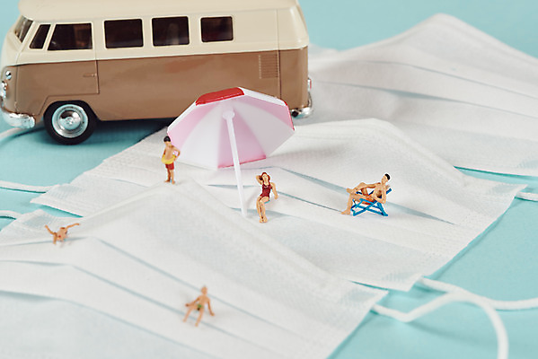 포토 JPG 스튜디오촬영 수영복 버스 실내 마스크 사람없음 여름 여름휴가 바캉스 여름풍경 미니어처 파라솔 선베드 파란배경 여름라이프 국내포토 라이프스타일 옷 계절 육상교통 백그라운드 의자 휴가 대중교통 풍경 내부 파란색 모형 파일형식 여름_계절