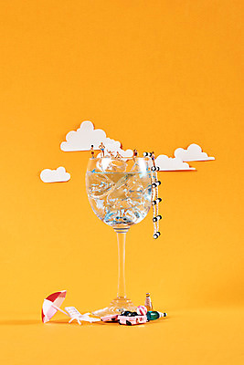 포토 JPG 스튜디오촬영 구름 수영복 종이 와인잔 사다리 실내 사람없음 여름 여름휴가 바캉스 캐리어 얼음 여름풍경 미니어처 파라솔 페이퍼아트 비치볼 선베드 여름라이프 음료수병 주황색배경 국내포토 자연요소 라이프스타일 옷 계절 백그라운드 술잔 의자 공 휴가 바캉스용품 풍경 내부 모형 여행가방 주황색 도구 병_담는 파일형식 여름_계절