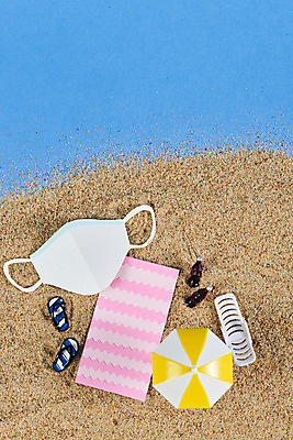 포토 JPG 스튜디오촬영 모래 실내 마스크 해변 사람없음 여름 여름휴가 바캉스 하이앵글 여름풍경 미니어처 파라솔 샌들 선베드 파란배경 여름라이프 음료수병 플랫레이 국내포토 라이프스타일 계절 바다 뷰포인트 백그라운드 신발 의자 휴가 풍경 내부 파란색 모형 플랫 병_담는 파일형식 여름_계절