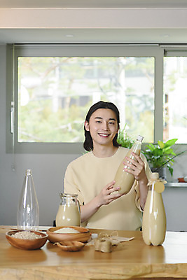 포토 JPG 주간 응시 남자 맨라이프 창문 유리병 실내 한명 미소 들기 앉기 상반신 성인 취미 앞모습 30대 꼬리표 주방 한국인 쌀 페트병 막걸리 전통주 싱글라이프 성인남자한명만 누룩 국내포토 자연요소 1 라이프스타일 시선 뷰포인트 모션 병_용기 곡류 주류 표정 사람 동양인 내부 장년 라벨 병_담는 남자한명만 성인남자만 파일형식