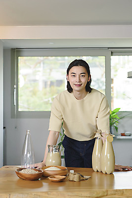 포토 JPG 주간 응시 남자 맨라이프 창문 유리병 실내 한명 서기 미소 상반신 성인 취미 앞모습 30대 꼬리표 주방 한국인 쌀 페트병 막걸리 전통주 노끈 싱글라이프 성인남자한명만 누룩 국내포토 자연요소 1 라이프스타일 시선 줄 뷰포인트 모션 병_용기 곡류 주류 표정 사람 동양인 내부 장년 라벨 병_담는 남자한명만 성인남자만 파일형식