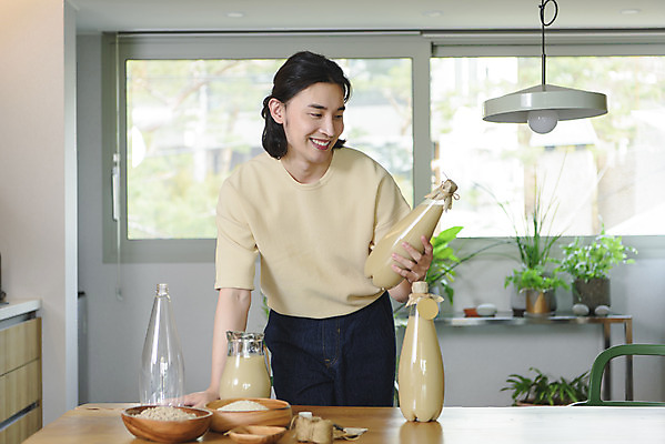 포토 JPG 주간 응시 남자 화분 맨라이프 창문 실내 한명 서기 미소 들기 상반신 성인 취미 앞모습 30대 꼬리표 주방 한국인 쌀 페트병 막걸리 전통주 노끈 싱글라이프 성인남자한명만 누룩 국내포토 자연요소 1 라이프스타일 시선 줄 뷰포인트 모션 곡류 주류 표정 사람 동양인 내부 장년 라벨 병_담는 남자한명만 성인남자만 파일형식