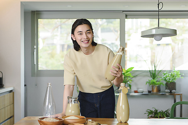 포토 JPG 주간 응시 남자 화분 맨라이프 창문 유리병 실내 한명 서기 미소 들기 상반신 성인 취미 앞모습 30대 꼬리표 주방 한국인 쌀 페트병 막걸리 전통주 싱글라이프 성인남자한명만 누룩 국내포토 자연요소 1 라이프스타일 시선 뷰포인트 모션 병_용기 곡류 주류 표정 사람 동양인 내부 장년 라벨 병_담는 남자한명만 성인남자만 파일형식
