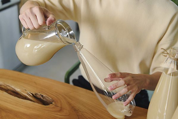 포토 JPG 남자 맨라이프 유리병 실내 한명 들기 앉기 상반신 성인 취미 앞모습 30대 주방 한국인 붓기 페트병 막걸리 전통주 성인남자한명만 국내포토 1 라이프스타일 뷰포인트 모션 병_용기 주류 사람 동양인 내부 장년 병_담는 남자한명만 성인남자만 파일형식