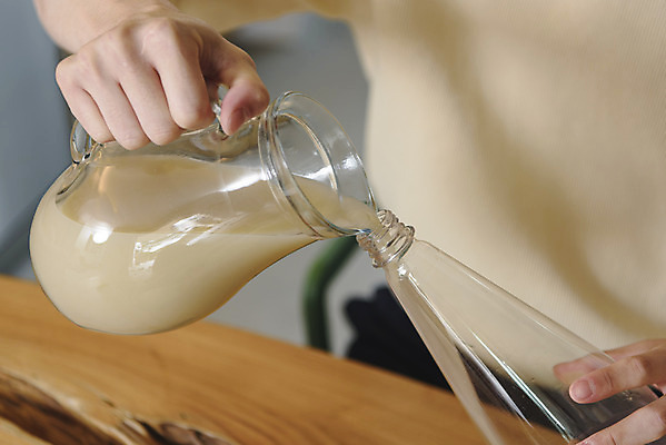 포토 JPG 남자 맨라이프 유리병 실내 한명 들기 앉기 상반신 성인 취미 앞모습 30대 주방 한국인 붓기 페트병 막걸리 전통주 성인남자한명만 국내포토 1 라이프스타일 뷰포인트 모션 병_용기 주류 사람 동양인 내부 장년 병_담는 남자한명만 성인남자만 파일형식