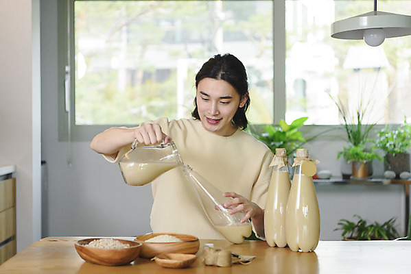 포토 JPG 주간 응시 남자 화분 맨라이프 창문 유리병 실내 한명 미소 들기 앉기 상반신 성인 취미 앞모습 30대 꼬리표 주방 한국인 쌀 붓기 페트병 막걸리 전통주 노끈 싱글라이프 성인남자한명만 누룩 국내포토 자연요소 1 라이프스타일 시선 줄 뷰포인트 모션 병_용기 곡류 주류 표정 사람 동양인 내부 장년 라벨 병_담는 남자한명만 성인남자만 파일형식
