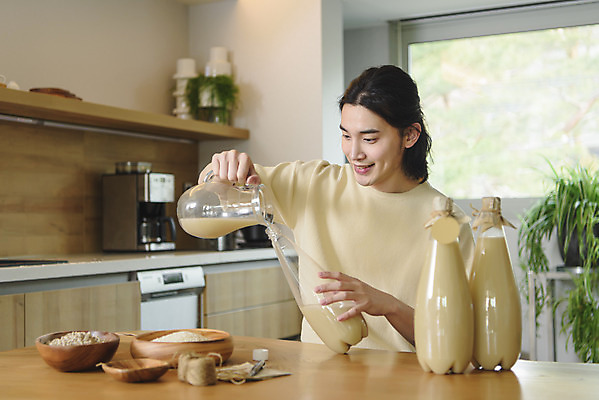 포토 JPG 주간 응시 남자 맨라이프 창문 유리병 실내 한명 미소 들기 앉기 상반신 성인 취미 옆모습 30대 꼬리표 주방 한국인 쌀 붓기 페트병 막걸리 전통주 노끈 싱글라이프 성인남자한명만 누룩 국내포토 자연요소 1 라이프스타일 시선 줄 뷰포인트 모션 병_용기 곡류 주류 표정 사람 동양인 내부 장년 라벨 병_담는 남자한명만 성인남자만 파일형식