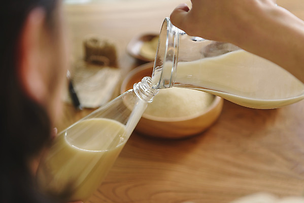 포토 JPG 남자 맨라이프 유리병 실내 한명 들기 성인 취미 뒷모습 30대 주방 한국인 쌀 붓기 소프트포커스 페트병 막걸리 전통주 싱글라이프 성인남자한명만 누룩 국내포토 1 라이프스타일 뷰포인트 모션 병_용기 곡류 주류 촬영기법 사람 동양인 내부 장년 병_담는 남자한명만 성인남자만 파일형식