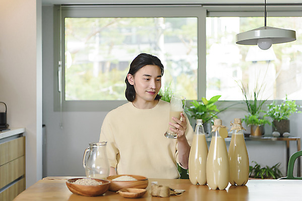 포토 JPG 주간 응시 남자 화분 맨라이프 창문 유리병 실내 한명 미소 들기 앉기 상반신 성인 취미 앞모습 30대 꼬리표 주방 한국인 쌀 맥주잔 페트병 막걸리 전통주 노끈 싱글라이프 성인남자한명만 누룩 국내포토 자연요소 1 라이프스타일 시선 줄 뷰포인트 술잔 모션 병_용기 곡류 주류 표정 사람 동양인 내부 장년 라벨 병_담는 남자한명만 성인남자만 파일형식