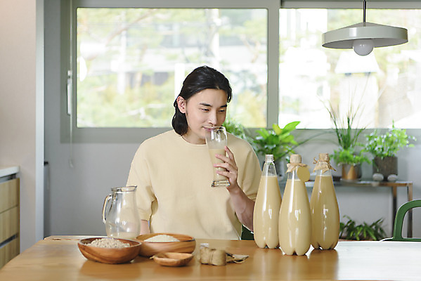 포토 JPG 주간 응시 남자 화분 맨라이프 창문 유리병 실내 한명 미소 들기 앉기 상반신 성인 취미 앞모습 30대 꼬리표 주방 한국인 쌀 냄새 맥주잔 페트병 막걸리 전통주 노끈 시음 싱글라이프 성인남자한명만 누룩 국내포토 자연요소 1 라이프스타일 시선 줄 뷰포인트 술잔 모션 병_용기 곡류 주류 표정 사람 동양인 내부 장년 라벨 병_담는 남자한명만 성인남자만 파일형식