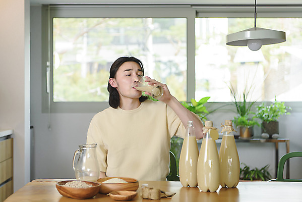 포토 JPG 주간 남자 화분 맨라이프 창문 실내 한명 들기 앉기 상반신 성인 취미 앞모습 30대 꼬리표 주방 한국인 마시기 쌀 맥주잔 페트병 막걸리 전통주 노끈 시음 싱글라이프 성인남자한명만 누룩 국내포토 자연요소 1 라이프스타일 줄 뷰포인트 술잔 모션 곡류 주류 사람 동양인 내부 장년 라벨 병_담는 남자한명만 성인남자만 파일형식