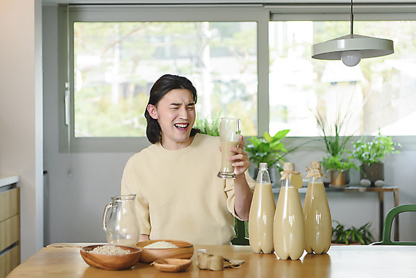 포토 JPG 주간 응시 남자 화분 맨라이프 창문 유리병 실내 한명 들기 앉기 상반신 성인 취미 앞모습 30대 꼬리표 주방 한국인 쌀 찡그림 만족 맥주잔 페트병 막걸리 전통주 노끈 시음 싱글라이프 성인남자한명만 누룩 국내포토 자연요소 1 라이프스타일 시선 감정 줄 뷰포인트 술잔 모션 병_용기 곡류 주류 표정 사람 동양인 내부 장년 라벨 병_담는 남자한명만 성인남자만 파일형식