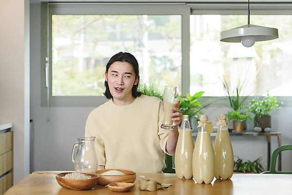 포토 JPG 주간 응시 남자 화분 맨라이프 창문 실내 한명 들기 앉기 상반신 성인 취미 앞모습 30대 꼬리표 주방 한국인 쌀 맥주잔 페트병 막걸리 전통주 노끈 시음 싱글라이프 성인남자한명만 누룩 국내포토 자연요소 1 라이프스타일 시선 줄 뷰포인트 술잔 모션 곡류 주류 사람 동양인 내부 장년 라벨 병_담는 남자한명만 성인남자만 파일형식