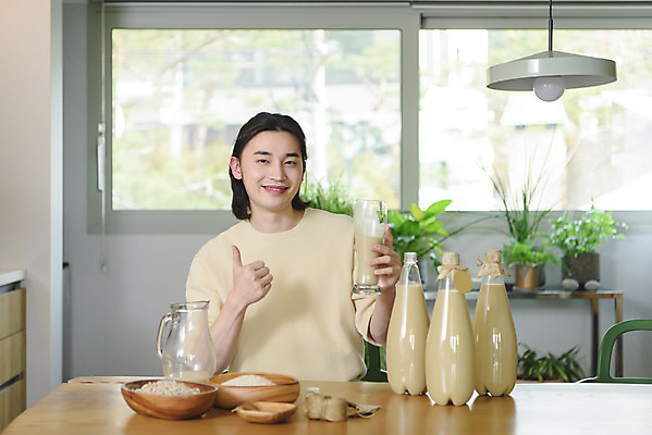 포토 JPG 주간 응시 남자 화분 맨라이프 창문 유리병 실내 한명 미소 들기 앉기 상반신 성인 취미 앞모습 30대 꼬리표 주방 한국인 쌀 최고 맥주잔 페트병 막걸리 전통주 노끈 싱글라이프 성인남자한명만 누룩 국내포토 자연요소 1 라이프스타일 시선 줄 뷰포인트 술잔 모션 병_용기 곡류 주류 표정 사람 동양인 내부 장년 라벨 병_담는 남자한명만 성인남자만 파일형식