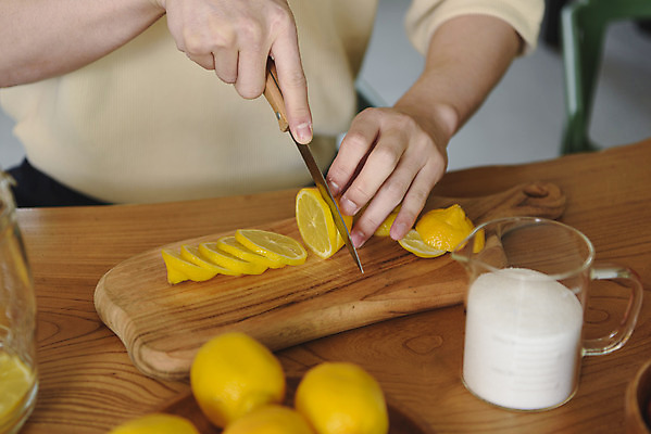 포토 JPG 남자 맨라이프 실내 한명 들기 앉기 상반신 성인 취미 앞모습 30대 주방 한국인 칼 과실주 설탕 자르기 레몬 나무도마 싱글라이프 성인남자한명만 국내포토 1 라이프스타일 뷰포인트 과일 모션 도마 주류 사람 동양인 내부 목재 장년 남자한명만 성인남자만 파일형식