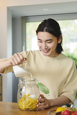포토 JPG 주간 남자 맨라이프 창문 유리병 실내 한명 미소 들기 앉기 상반신 성인 취미 앞모습 30대 주방 한국인 붓기 과실주 설탕 레몬 싱글라이프 성인남자한명만 담금주 국내포토 자연요소 1 라이프스타일 뷰포인트 과일 모션 병_용기 주류 표정 사람 동양인 내부 장년 남자한명만 성인남자만 파일형식