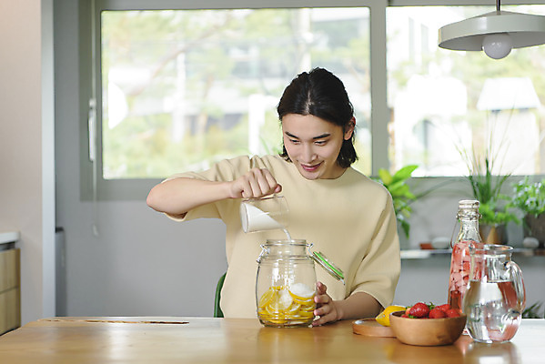 포토 JPG 주간 응시 남자 화분 맨라이프 창문 딸기 유리병 실내 한명 들기 앉기 상반신 성인 취미 앞모습 30대 주방 한국인 붓기 과실주 설탕 레몬 싱글라이프 성인남자한명만 국내포토 자연요소 1 라이프스타일 시선 뷰포인트 과일 모션 병_용기 주류 사람 동양인 내부 장년 남자한명만 성인남자만 파일형식