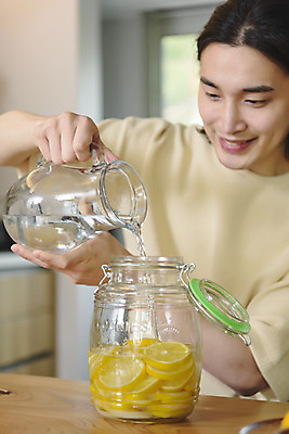 포토 JPG 주간 응시 남자 맨라이프 창문 유리병 실내 한명 미소 들기 앉기 상반신 성인 취미 앞모습 30대 주방 한국인 과실주 레몬 싱글라이프 성인남자한명만 담금주 국내포토 자연요소 1 라이프스타일 시선 뷰포인트 과일 모션 병_용기 주류 표정 사람 동양인 내부 장년 남자한명만 성인남자만 파일형식