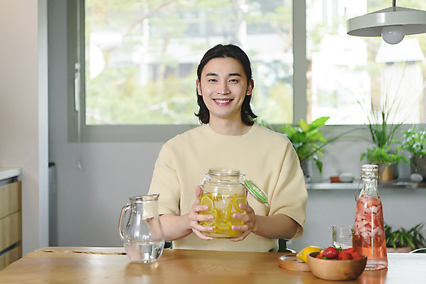 포토 JPG 주간 응시 남자 화분 맨라이프 창문 딸기 유리병 실내 한명 미소 들기 앉기 상반신 성인 취미 앞모습 30대 주방 한국인 과실주 레몬 싱글라이프 성인남자한명만 담금주 국내포토 자연요소 1 라이프스타일 시선 뷰포인트 과일 모션 병_용기 주류 표정 사람 동양인 내부 장년 남자한명만 성인남자만 파일형식